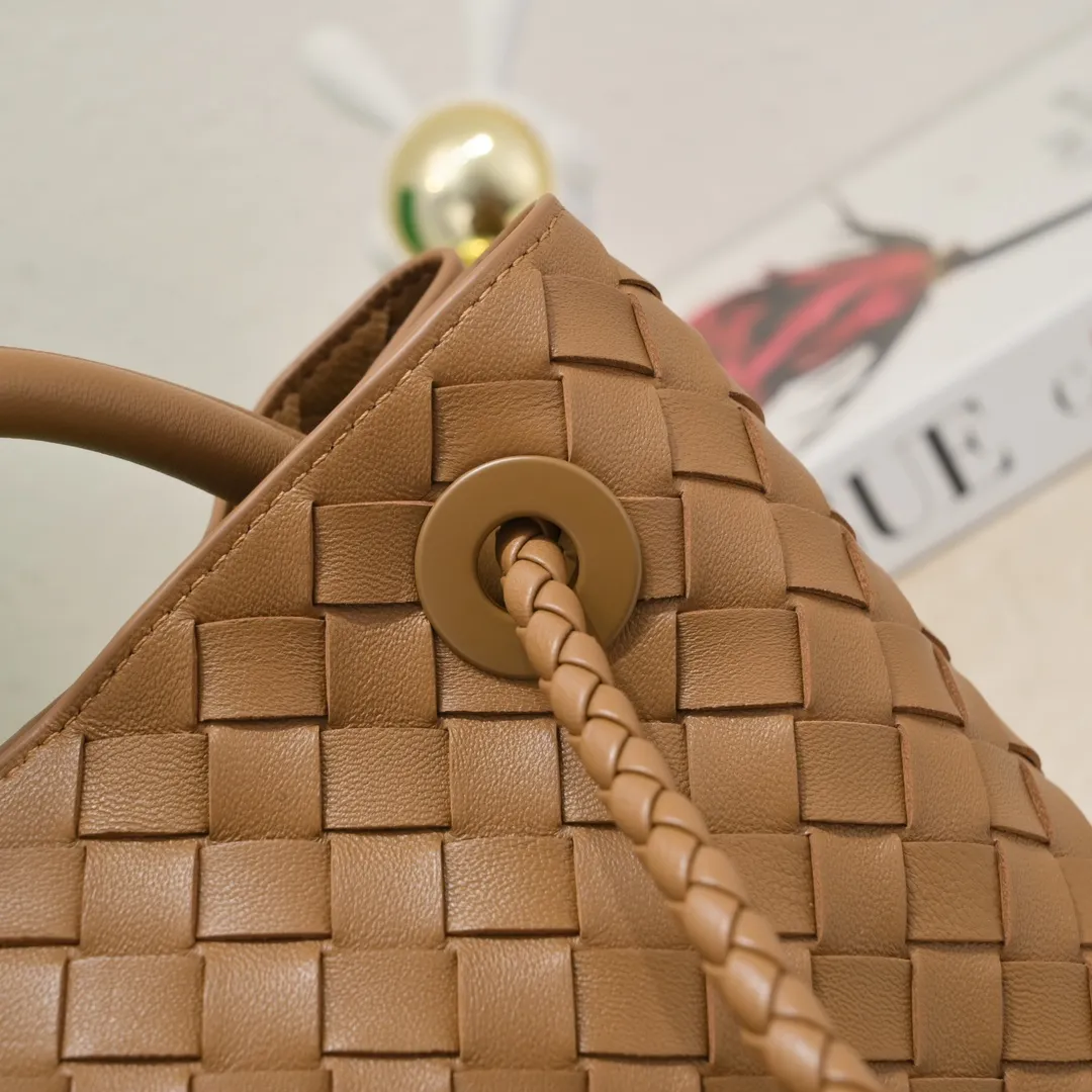 Batch 1860 B's 2023 spring and summer new model continues the brand's woven style with detailed metal knot switch buckles. This time, the shoulder straps are also made into tube weaves, showing different craftsmanship. The carrying method is versatile to create more different looks. Intrecciato woven leather small handbag, equipped with sliding crossbody strap. Internal compartments, including 1 zipper pocket and 2 open pockets with magnetic buckle closure. Size: 25*20*10cm, model: 7463#